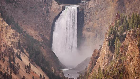 Lower falls on Yellowstone River, Yellowstone National Park alt