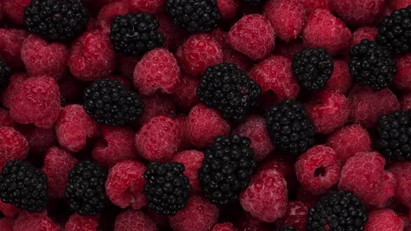 fresh blackberry and raspberries top view, rotation. 4K UHD video alt