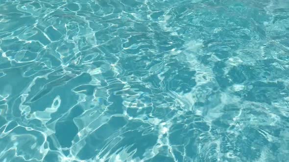 Pure blue turquoise crystal pool water with light reflections. real-time alt