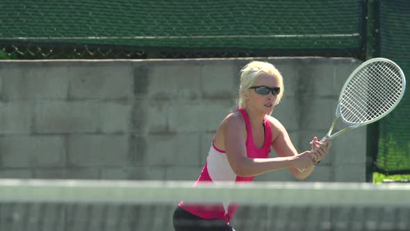 Women playing tennis. alt