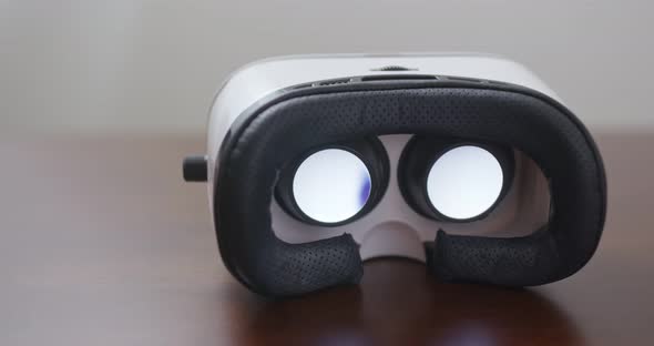 Virtual reality device with video playing alt