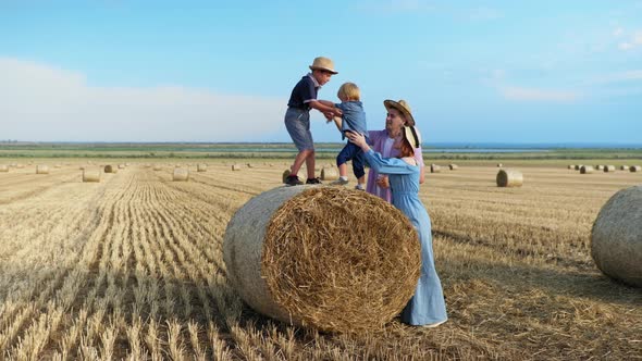 Relationship with Children, Boy Pushes Brother Out of Jealousy of His Parents alt