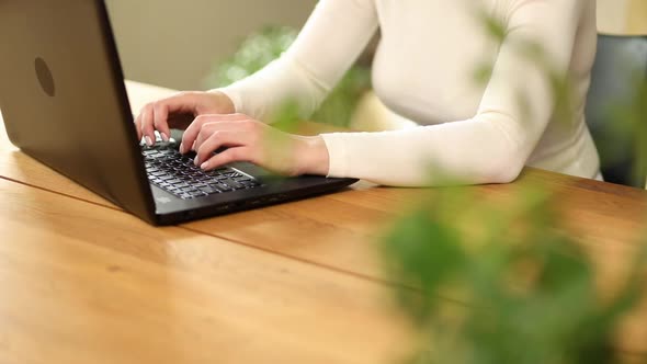 Unrecognizable hand Freelancer woman working with laptop