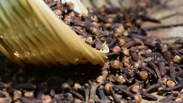 clove grains in the basket on the rotating table alt