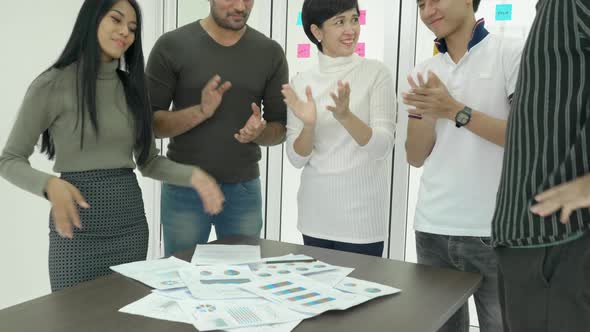 Business people meeting team and clapping hand alt