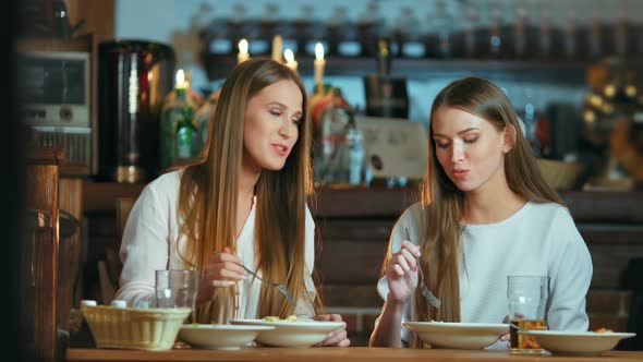 Female Friends Having Lunch Together at the Cafe alt