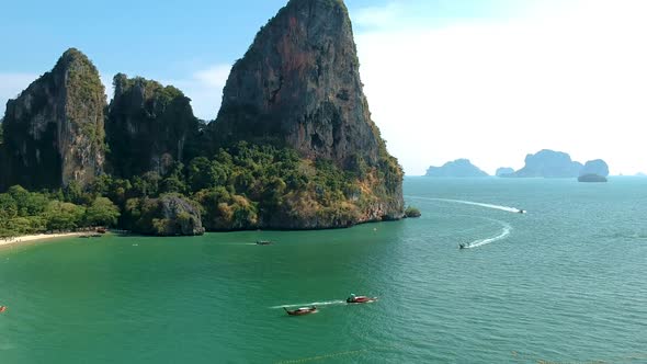 Low aerial shot of long tail boat and large limestone karsts in Railay Beach, Ao Nang, Krabi, Thaila alt