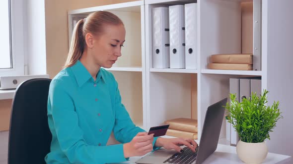 Female Shopping Online  Video Prores alt