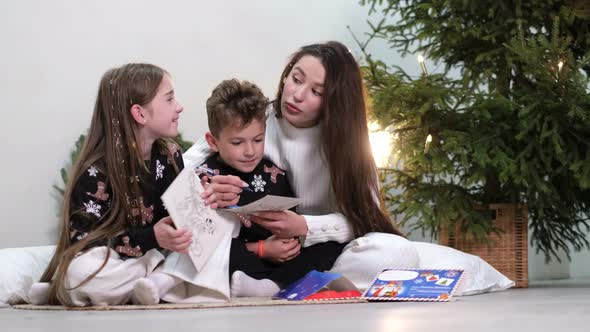 Mom Communicates with Children on Christmas Eve a Happy Family alt