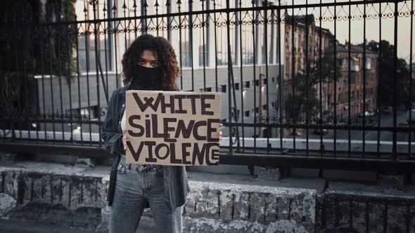 Afroamerican Woman in Black Bandana on Face alt