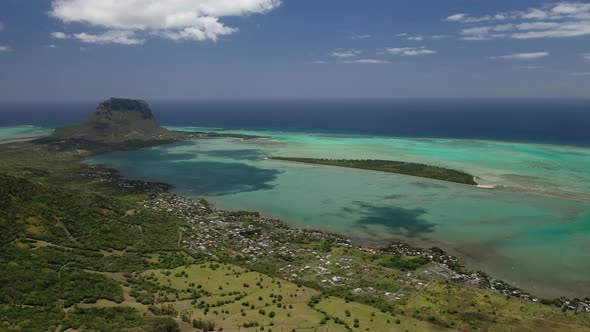 Beautiful bird's-eye view of mount Le Morne Brabant and the waves of the Indian ocean in Mauritius alt