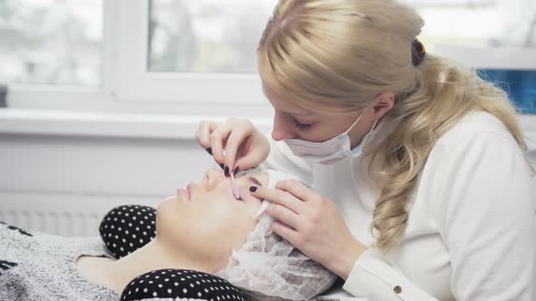 Brushing Eyelashes alt