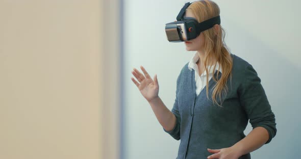 Woman entertaining with VR-headset for mobiles alt