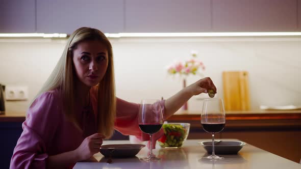 Suspicious Woman Adds Poisonous Powder Into Guest Wine alt