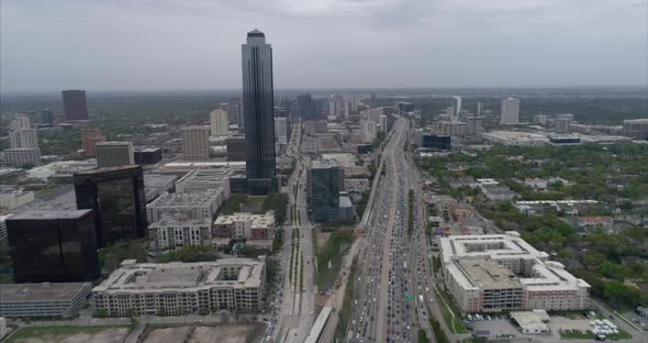This video is about an aerial view of the Williams Tower and Galleria Mall area in Houston, Texas. T alt