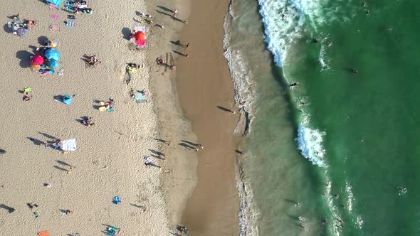 Top View Of Vacationists On The Sandy Shore Of Turquoise Beach Of Manhattan In California, USA. Aeri alt