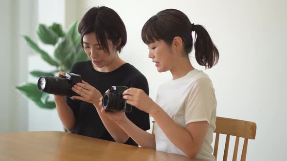 Woman learning how to take pictures alt