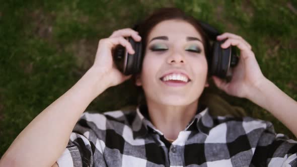 Headphones in the Female Hands alt