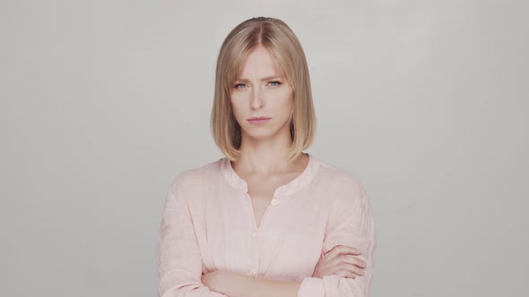 Studio portrait of young, beautiful and natural blond woman. alt