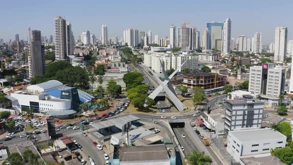 Aerial view of the skyline of Goiania with a roundabout in the middle with a big sculpture. alt