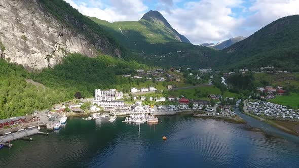 Geiranger Town Reverse + Yacht