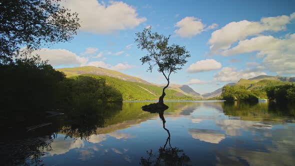 Picturesque Scenery Of Snowdonia National Park - Nature Reflections In calm, still, glassy Water - P alt