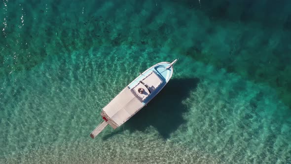 Beautiful Boat in the Clear Turquoise Sea alt