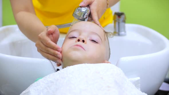 Parekhmacher, After Haircutting a Child of Preschool Age,wash Their Hair,soap with Shampoo,kid Lies alt