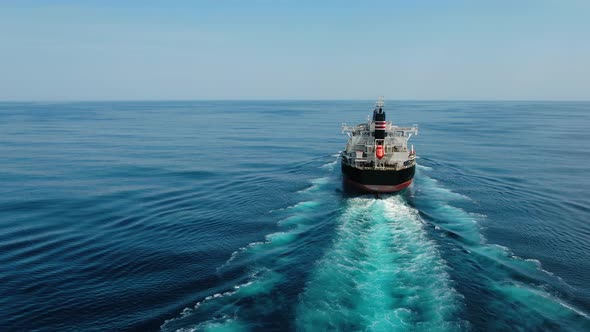 A large ship for transporting bulk cargo alt