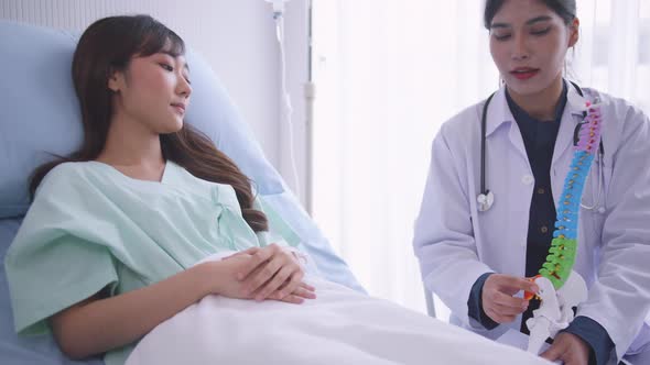 A female doctor explains the physical characteristics of the patient before the operation. alt