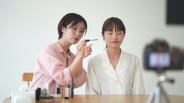 A woman who introduces how to apply makeup through a video distribution alt