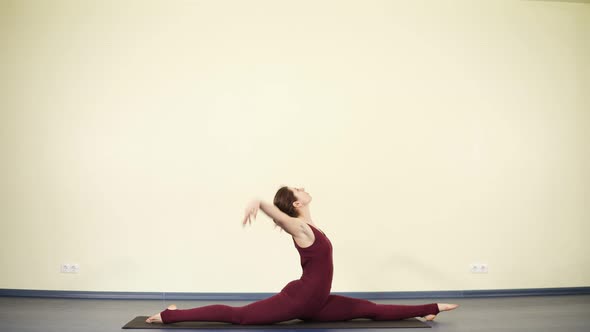 Young Sportive Woman Decompressing After a Stressful Day with Yoga Practise alt