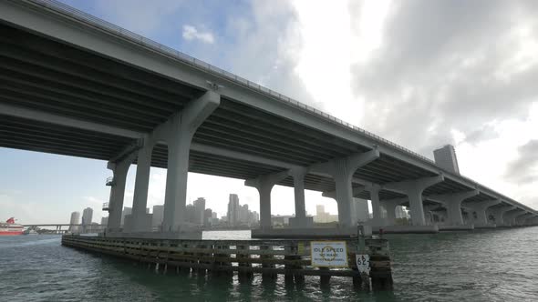 The MacArthur Causeway bridge, Miami alt