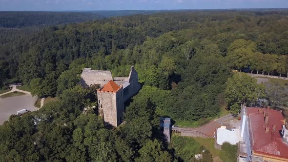 Aerial View of the New Castle in Sigulda. Beautiful Latvian Nature alt