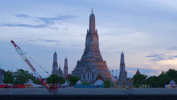 4K : Time lapse of Wat Arun Temple with Chao Phraya river alt