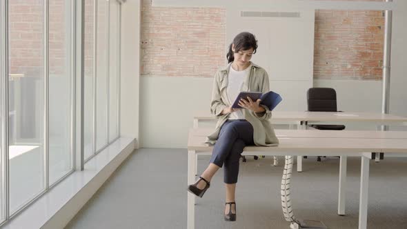 Businesswoman Working in the Office Sitting at the Table alt