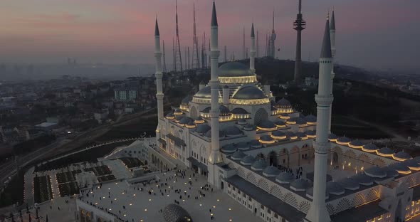 Aerial Drone View of Istanbul Camlica Mosque and Bosphorus. Biggest Mosque in Europa alt