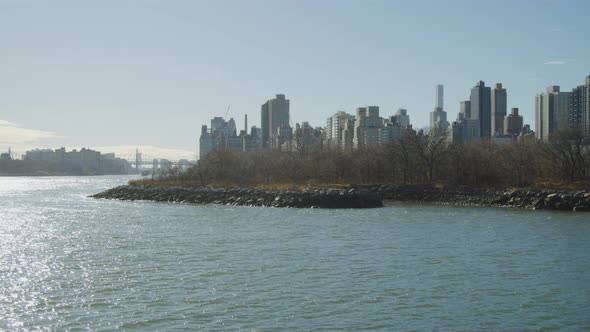 East River with the Mill Rock and the city of New York alt