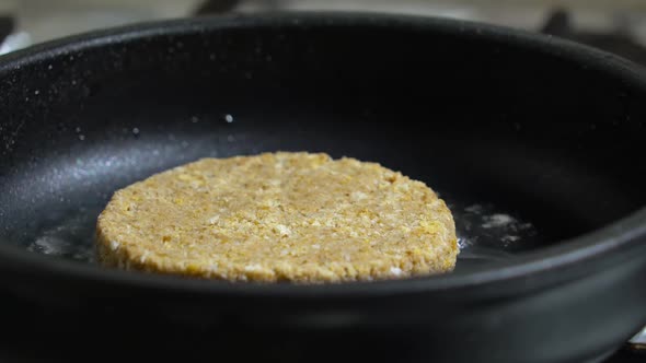 Close-up of Beef Cutlet, for Burger, Fried in a Pa alt