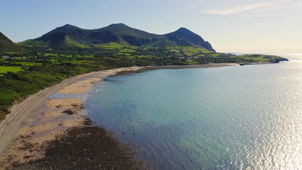 Stunning lush coast landscape of Wales with famous impressive Yr Eifl Mountains scenery in backgroun alt