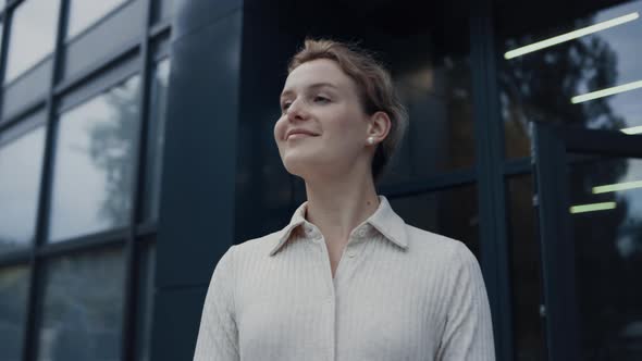 Portrait Smiling Teacher Welcoming Pupils at Campus alt