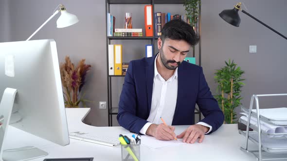 The man who doesn't like his work. alt