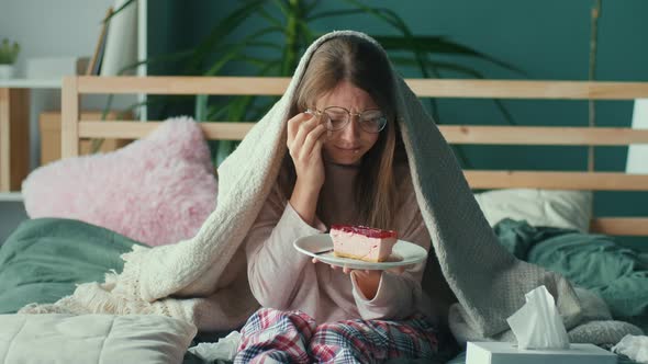 Heartbroken Young Woman Sitting on Sofa Crying Eating Cake Using Tissues alt