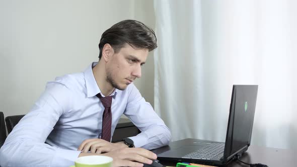 Homeoffice Employee Note Down alt