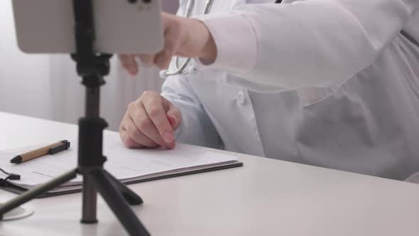 Online Doctor Concept Videoconference Remote Telemedicine Video Call Smartphone alt