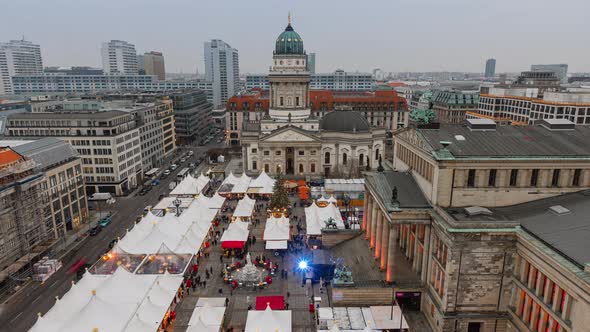 Day to Night Time Lapse of christmas market at Gendarmenmarkt, Berlin, Germany alt