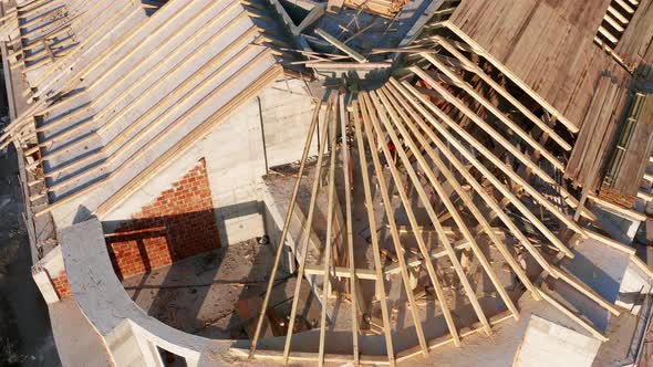 Roof construction of an apartment building. Timber formwork as a mold for concrete. alt