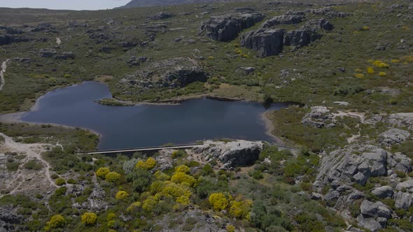 A drone pushes down lowering to the edge of Covão dos Conchos. alt