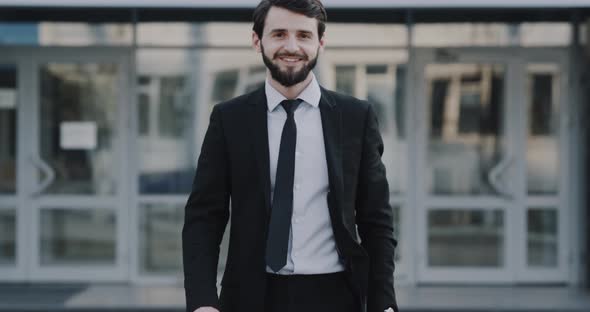 Young Businessman Walking Straight To the Camera alt