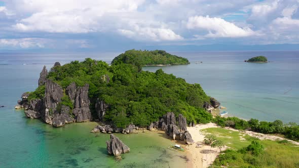 Nature Landscape: Sandy Tropical Beach with Crystal Clear Sea. Rocks and Tropical Beach in Caramoan alt